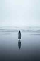 Gratis foto depressieve persoon die naar de zee kijkt