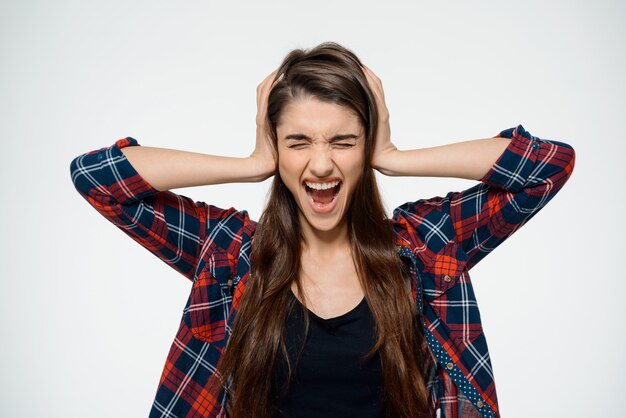 Depressieve vrouw sloot oren en schreeuwde