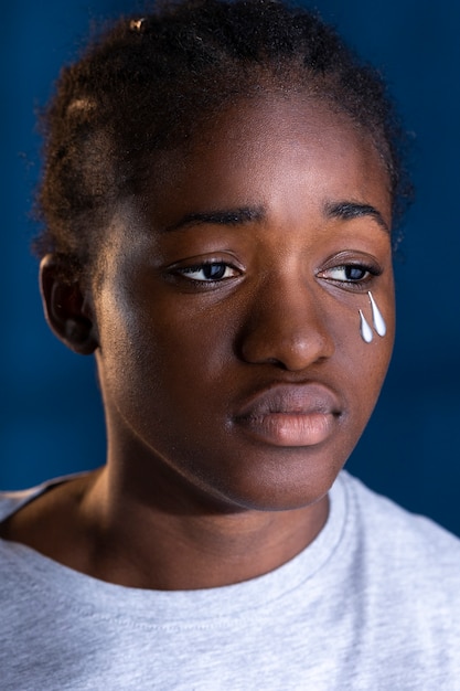 Depressieve vrouw thuis vooraanzicht