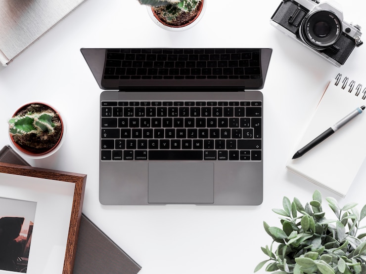 Gratis Foto desktop met notebook en laptop