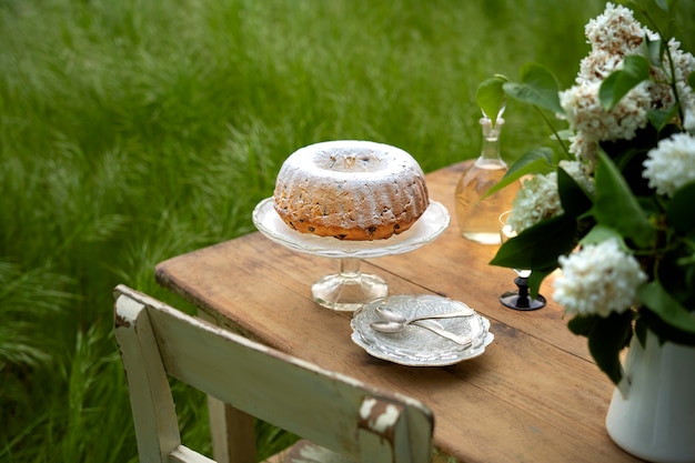 Dessert en bloemen op tafel hoge hoek