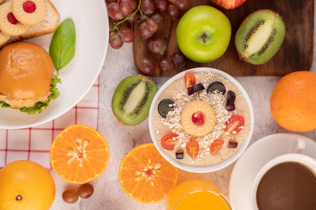 Dessertbeker met appels, kiwi, sinaasappel en druiven.