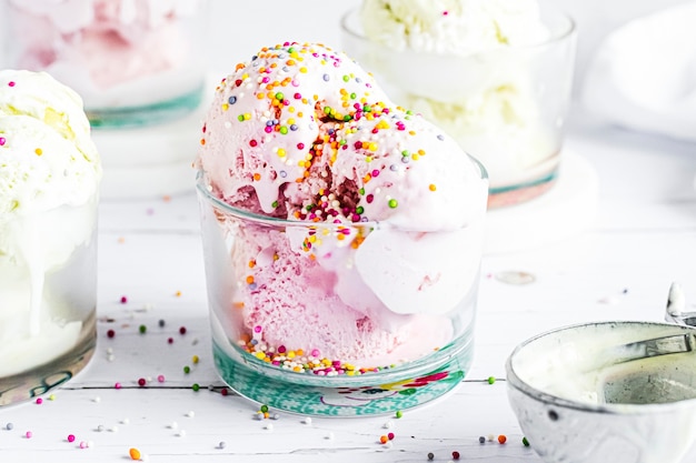 Gratis foto dessertfeestje met aardbeienijs overgoten met funfetti hagelslag