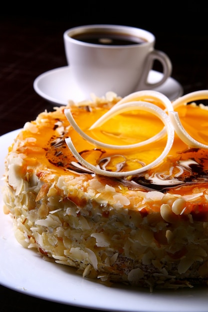 Dessertkaastaart met zwarte koffie