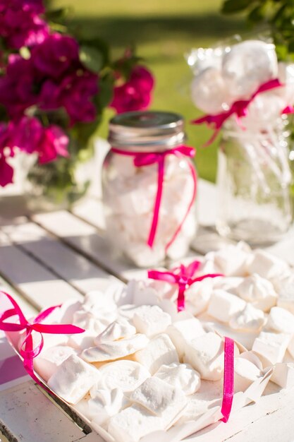 Desserttafel voor een feestje Ombre cake cupcakes zoetheid en bloemen