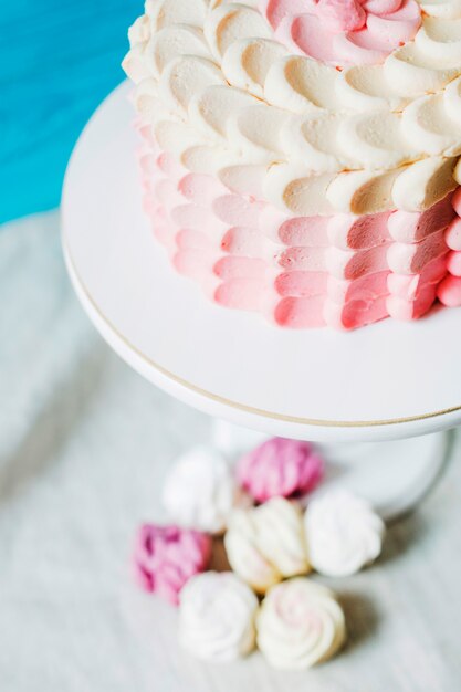 Detail van een cake op cakestand wordt geschoten die