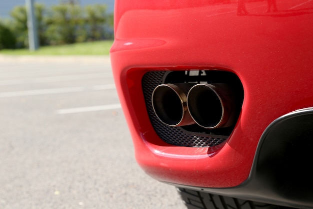 Gratis foto detail van een rode sportwagen