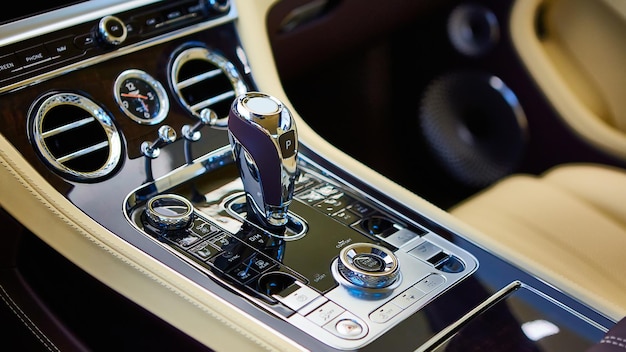 Detail van luxe auto-interieur. focus op versnelling.