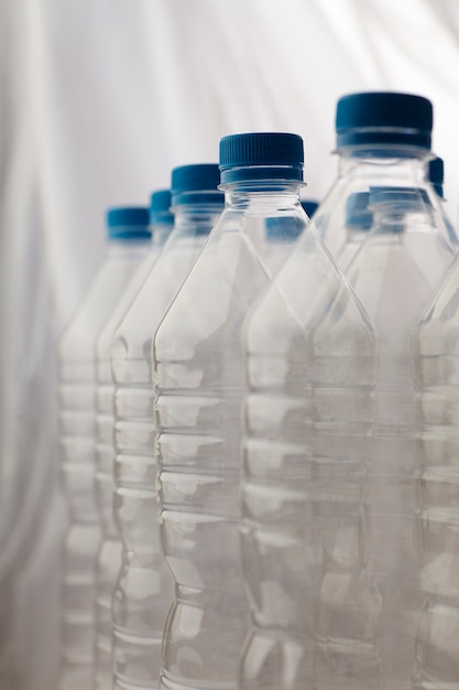 Detail van plastic flessen voor recycling.