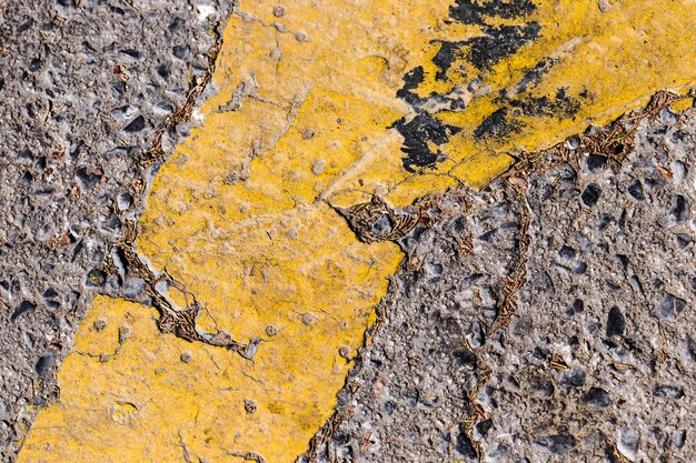 Detail van weg met gele lijn