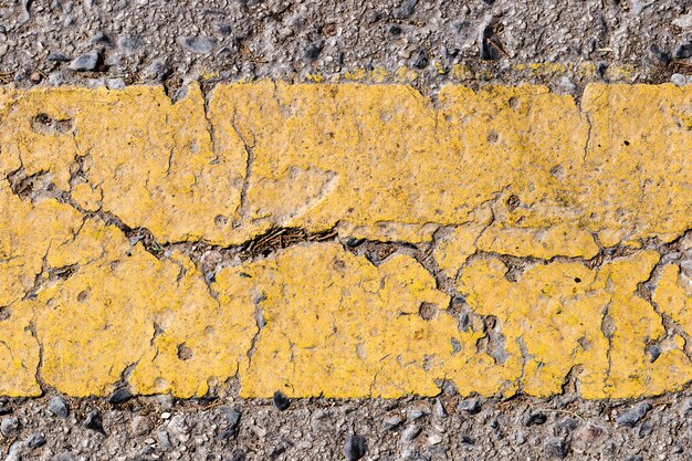 Detail van weg met gele lijn