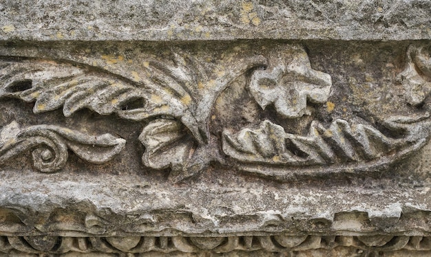Details van gebeeldhouwde stenen op de top van de portiek prachtige steengravures geschiedenis en erfgoed van oude beschavingen details van een tempel in de Egeïsche regio van Turkije