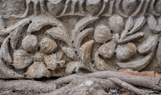 Gratis foto details van gebeeldhouwde stenen op de top van de portiek prachtige steengravures geschiedenis en erfgoed van oude beschavingen details van een tempel in de egeïsche regio van turkije