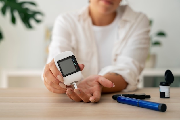 Gratis foto diabeet die zijn glucosespiegel controleert