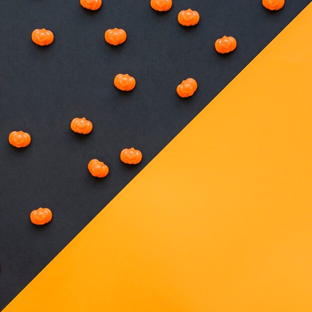 Diagonale halloween achtergrond met pompoenen