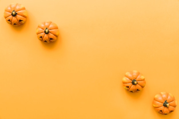 Gratis foto diagonale halloween decoratie met vier pupjes