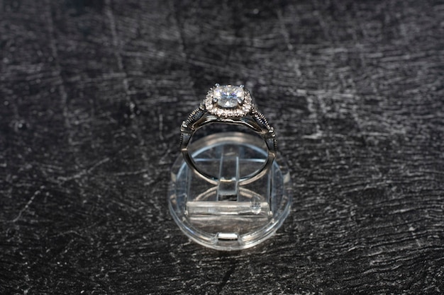 Diamanten ring, gouden ring met natuurlijke diamanten op een donkere achtergrond, edelstenen