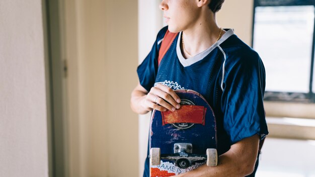 Dichtbijzicht van jongen met skateboard