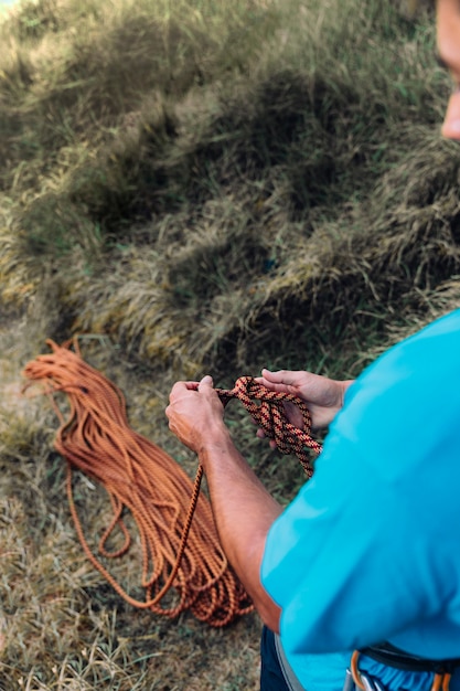 Gratis foto dichtbijzicht van klimmer met touw