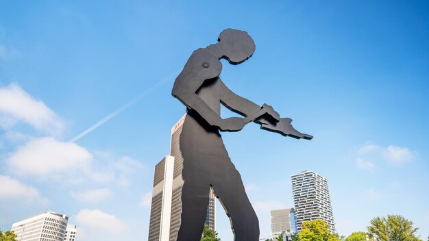 Dichte mening van een standbeeld van een vrouwelijk silhouet in Frankfurt Duitsland