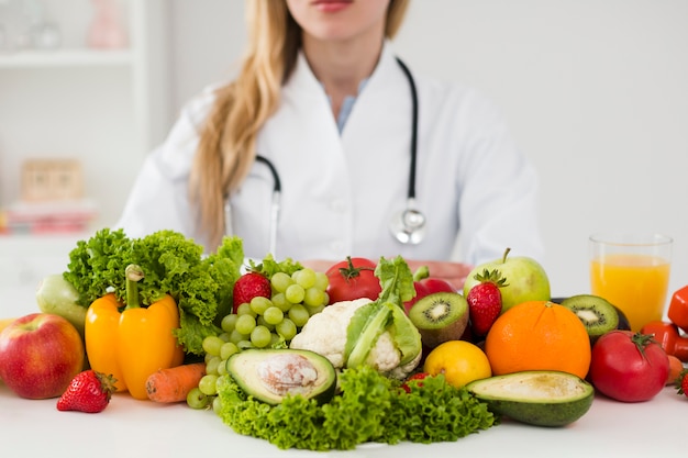 Dieetconcept met vrouwelijke wetenschapper en gezond voedsel