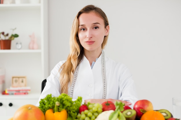 Dieetconcept met vrouwelijke wetenschapper en gezond voedsel