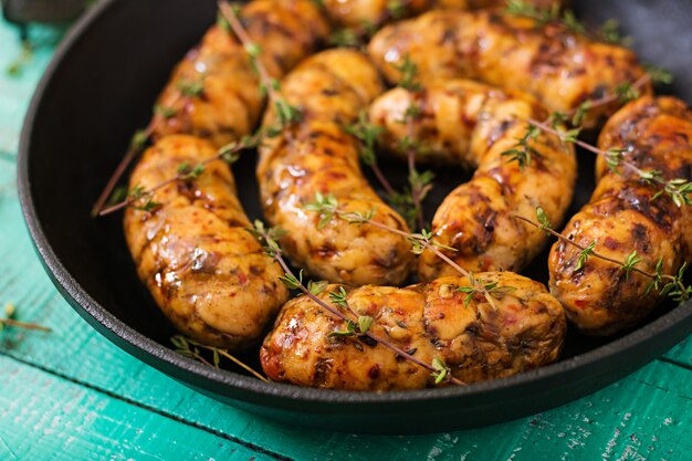 Dieetworsten van de filet van Turkije en paddestoelen in pan