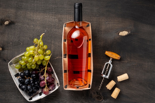 Dienblad met fles wijn en biologische druiven