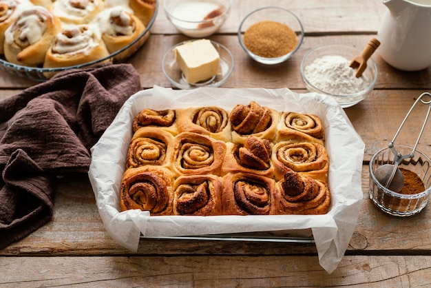 Dienblad met hoge hoek kaneelbroodjes