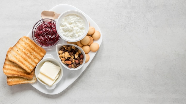 Gratis foto dienblad met toast en marmelade met kopie-ruimte