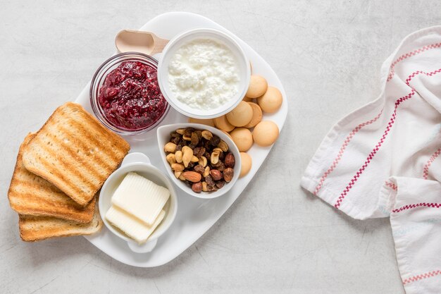 Dienblad met toast en marmelade voor het ontbijt