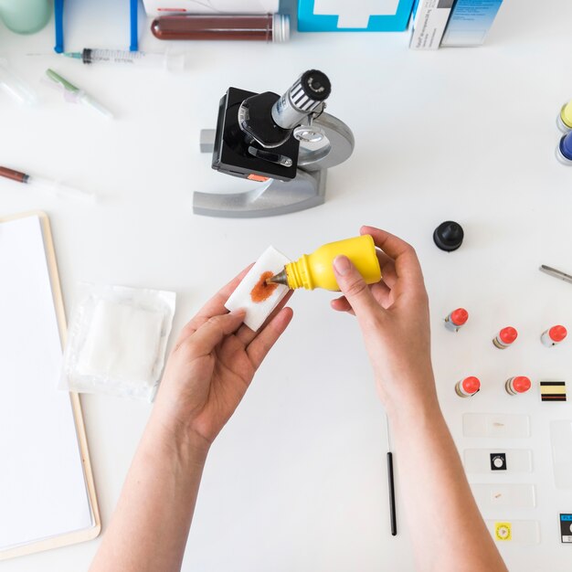 Dierenarts uitvoeren van experiment op laboratorium