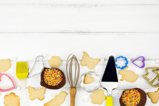 Gratis foto diervormige koekjes met keukengerei