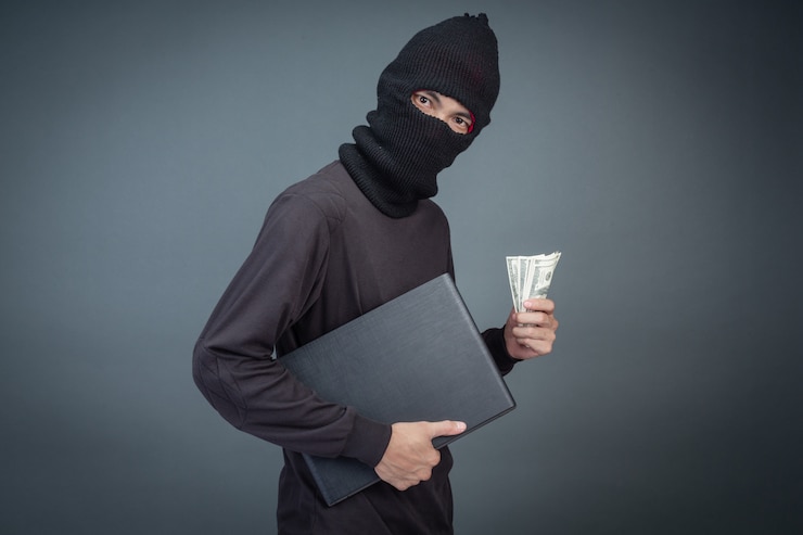 Gratis Foto dieven houden creditcards vast met behulp van een laptop voor het hacken van wachtwoorden.