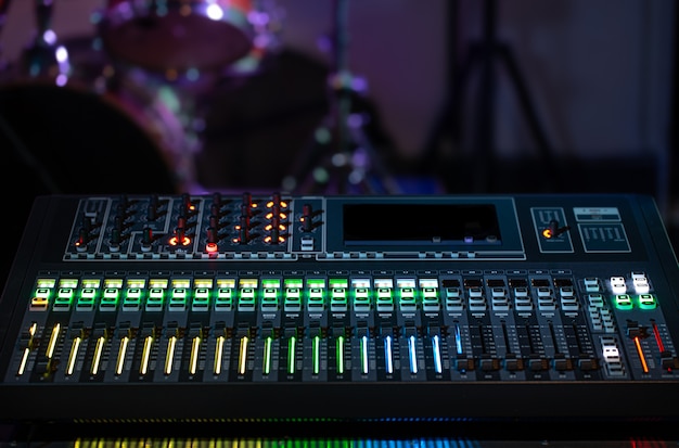 Digitale mixer in een opnamestudio. Werk met geluid. concept van creativiteit en showbusiness.