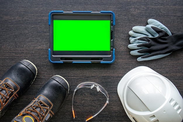 Digitale tablet met lay-out en bovenaanzicht van werkkleding