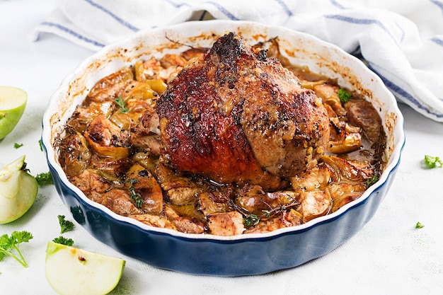 Dij kalkoen gebakken in de oven met kruiden en appels. thanksgiving diner.