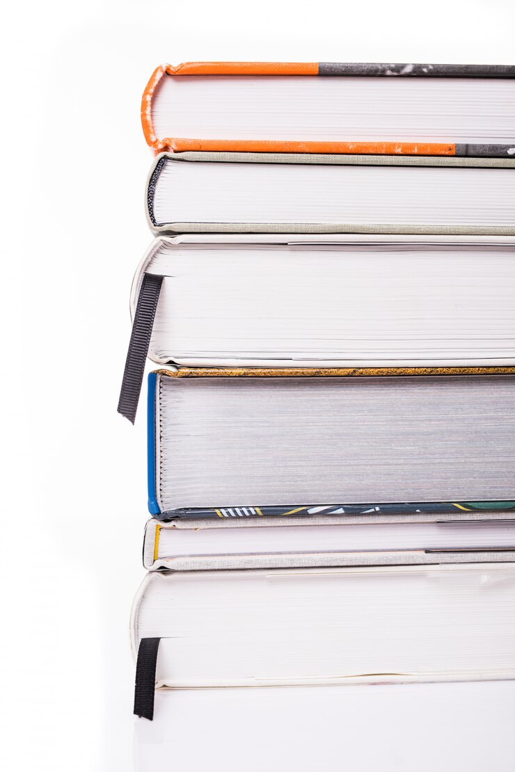 Dikke boeken geïsoleerd op een witte ondergrond