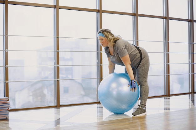 Gratis foto dikke vrouw op dieet, fitness. portret van zwaarlijvige vrouw die traint in de sportschool.