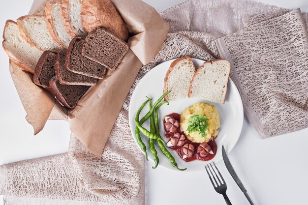 Diner menu met sneetjes brood, bovenaanzicht.