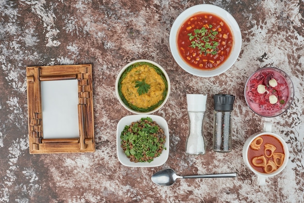 Diner menu op een marmeren achtergrond.