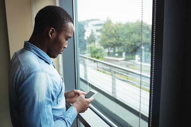 Directeur met behulp van mobiele telefoon