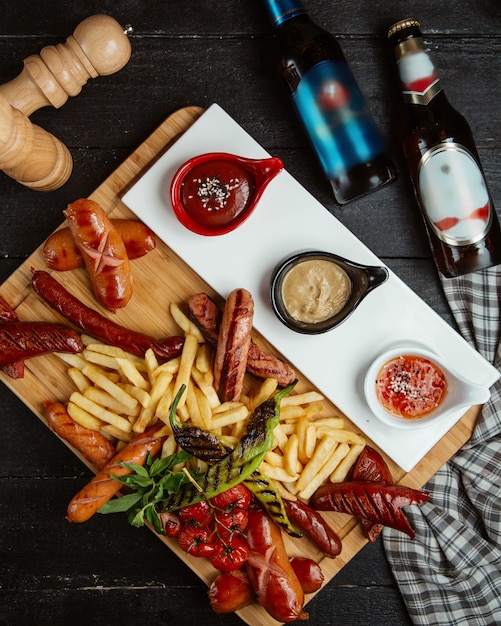 Diverse biersnacks en flessen bier