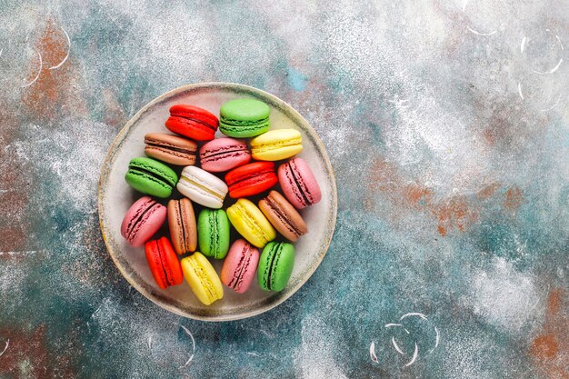 Diverse bitterkoekjes met pistachenoten, fruit, bessen, koffiebonen.