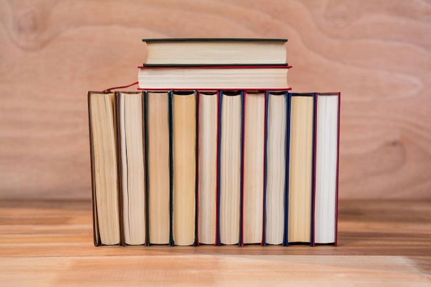 Diverse boeken gerangschikt op een tafel