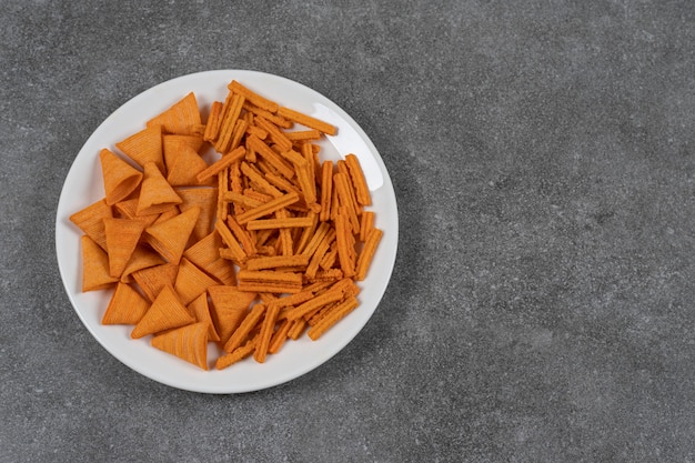 Diverse chips op de plaat op het marmeren oppervlak