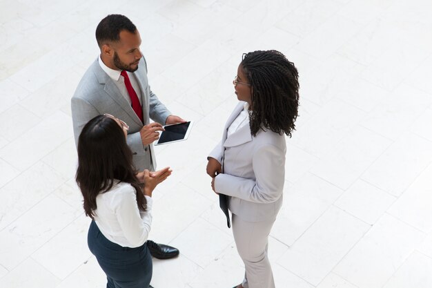 Diverse collega's die project in bureaugang bespreken