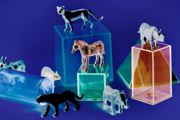 Gratis foto diverse dierlijke stuk speelgoed cijfers met dozen en op een kleurrijke achtergrond