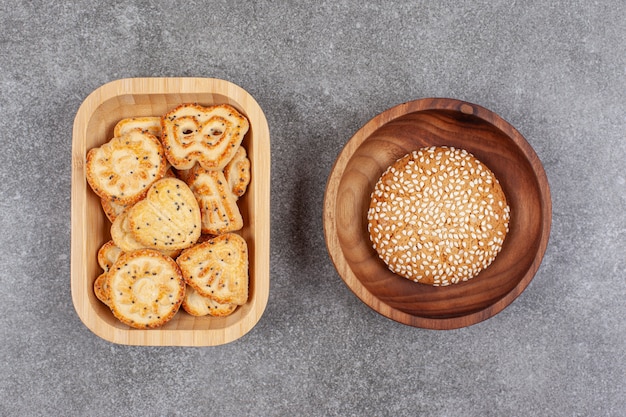 Diverse gevormde koekjes en koekje op marmeren ondergrond