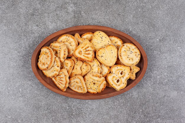 Diverse gevormde koekjes op houten plaat